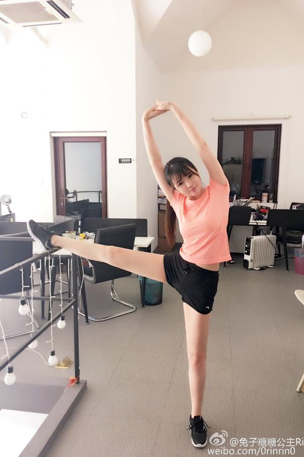 巨胸爆乳美女露双奶头挤奶-少妇挑战3个黑人惨叫4P国语-高清未删减版在线观看